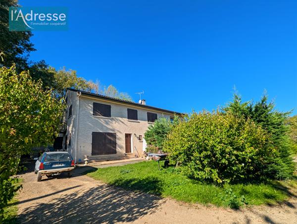 Maison avec 4 appartements, 2 garages et terrain constructible : Idéal investisseur - Puy L'Evêque