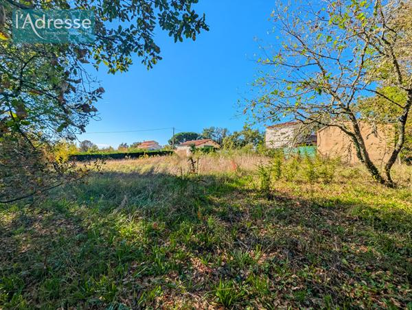 Maison avec 4 appartements, 2 garages et terrain constructible : Idéal investisseur - Puy L'Evêque