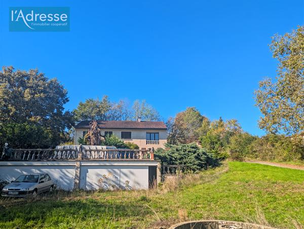 Maison avec 4 appartements, 2 garages et terrain constructible : Idéal investisseur - Puy L'Evêque