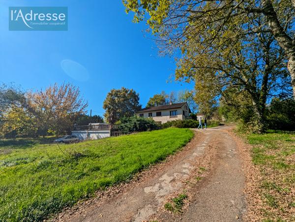 Maison avec 4 appartements, 2 garages et terrain constructible : Idéal investisseur - Puy L'Evêque