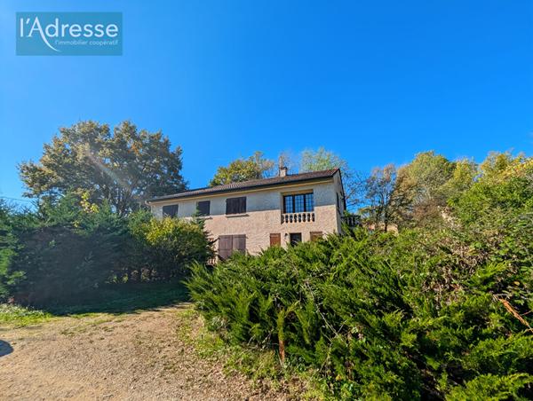 Maison avec 4 appartements, 2 garages et terrain constructible : Idéal investisseur - Puy L'Evêque