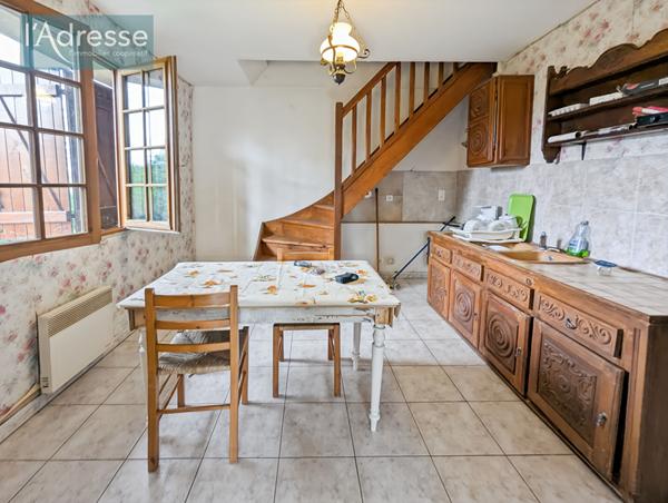 Maison avec 4 appartements, 2 garages et terrain constructible : Idéal investisseur - Puy L'Evêque