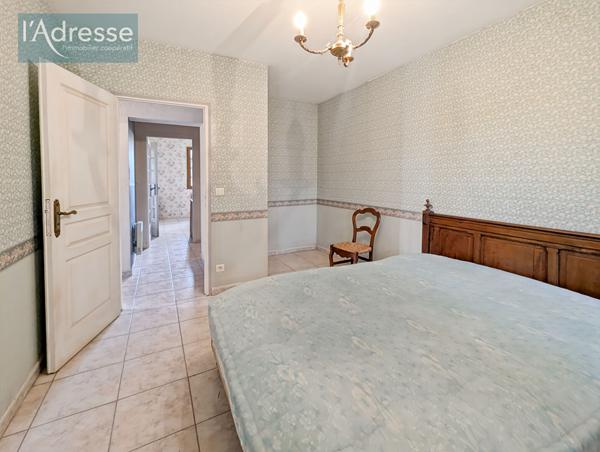 Maison avec 4 appartements, 2 garages et terrain constructible : Idéal investisseur - Puy L'Evêque