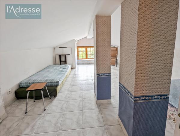 Maison avec 4 appartements, 2 garages et terrain constructible : Idéal investisseur - Puy L'Evêque