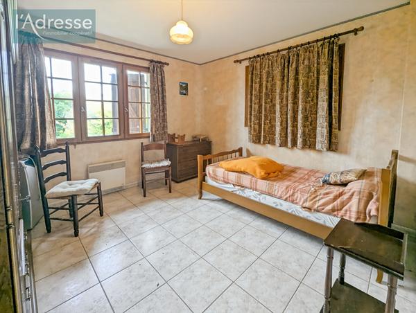 Maison avec 4 appartements, 2 garages et terrain constructible : Idéal investisseur - Puy L'Evêque