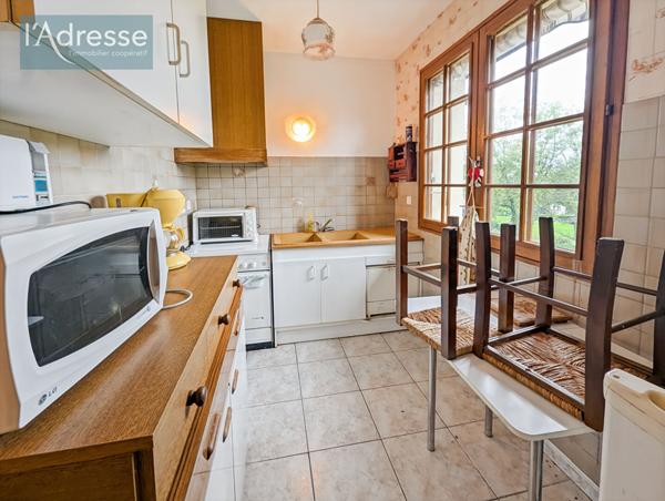 Maison avec 4 appartements, 2 garages et terrain constructible : Idéal investisseur - Puy L'Evêque
