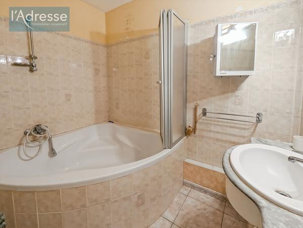 Maison avec 4 appartements, 2 garages et terrain constructible : Idéal investisseur - Puy L'Evêque
