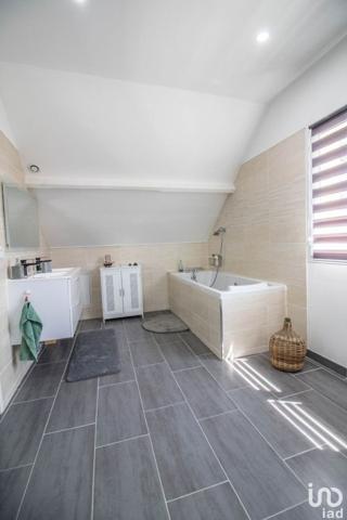 Maison traditionnelle 6 pièces de 148 m² à Villenoy (77124)