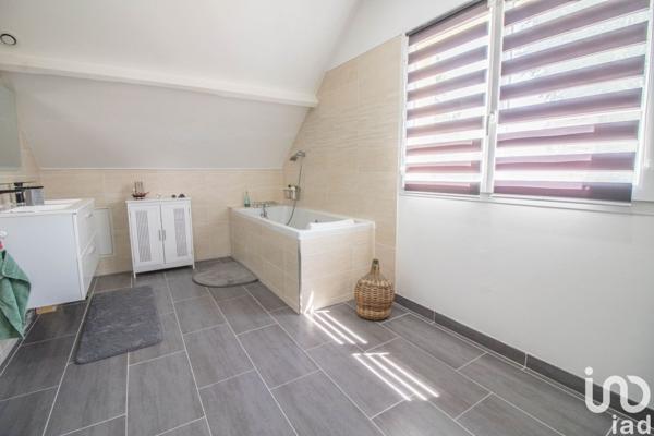 Maison traditionnelle 6 pièces de 148 m² à Villenoy (77124)