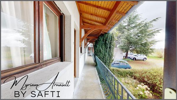 Immeuble 550 m², 10 chambres, salles de réception, bar, cuisine, grange, parking