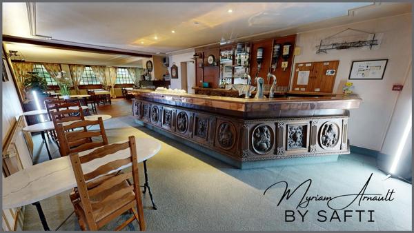 Immeuble 550 m², 10 chambres, salles de réception, bar, cuisine, grange, parking