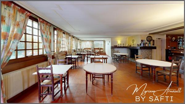 Immeuble 550 m², 10 chambres, salles de réception, bar, cuisine, grange, parking