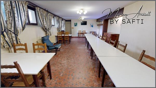 Immeuble 550 m², 10 chambres, salles de réception, bar, cuisine, grange, parking