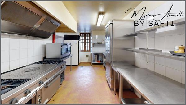Immeuble 550 m², 10 chambres, salles de réception, bar, cuisine, grange, parking
