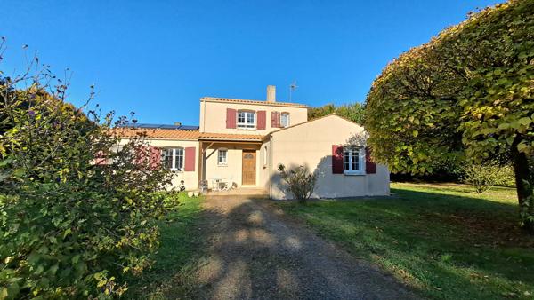 Maison contemporaine Petosse 150 m², 5 chambres et grand jardin de plus de 300 m² au calme