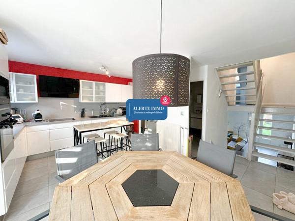 Roubaix Est Nouveau Roubaix, maison bel étage de 120 m2 hab et 190 m2 de surface totale, actuellement louée, 4 ch, garage, grand sous-sol, terrasse jardin + jardin collectif de 2000 m2