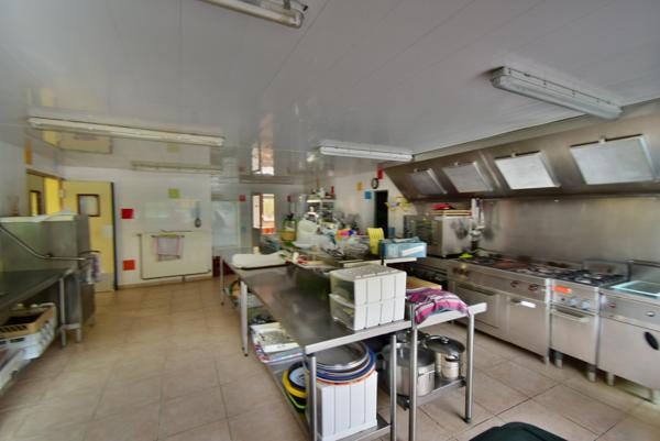 Pavillon de chasse de 600m² avec salle de réception de 218m²