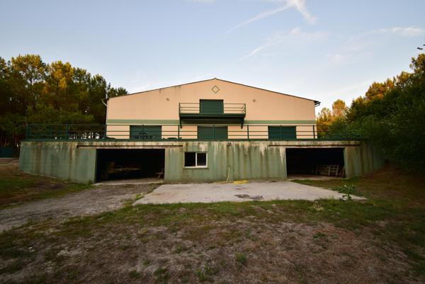 Pavillon de chasse de 600m² avec salle de réception de 218m²