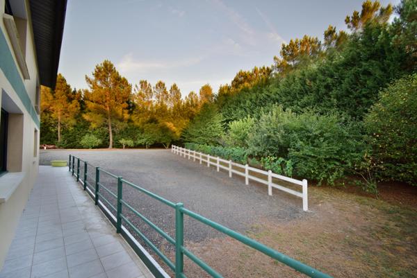 Pavillon de chasse de 600m² avec salle de réception de 218m²