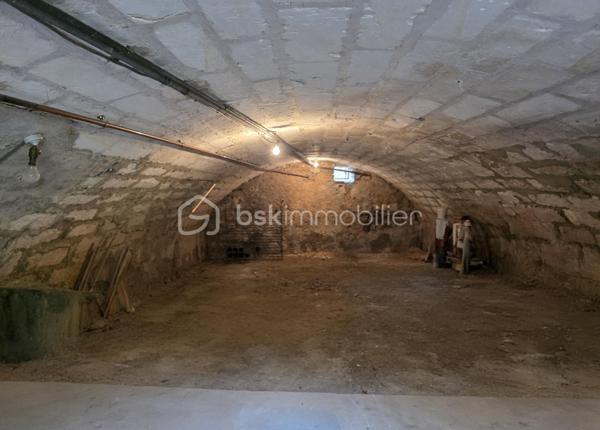 Située au cœur de Sens, à proximité immédiate des commerces, écoles et transports, cette authentique maison ancienne séduira les amateurs de cachet et d’élégance qui souhaite vivre en centre-ville pour pouvoir réaliser ces déplacements quotidien à pied ou à vélo.

Dès l’entrée, vous découvrirez un vaste double séjour lumineux, sublimé par de magnifiques parquets en chêne, offrant une atmosphère chaleureuse et conviviale. La maison comprend également une cuisine indépendante, un bureau idéal pour le télétravail, des toilettes séparées ainsi qu’un espace chaufferie/buanderie fonctionnel.
À l’étage, un palier dessert deux grandes chambres et une salle d’eau avec WC.
Le deuxième étage propose une belle pièce supplémentaire à aménager selon vos envies : chambre, atelier, salle de jeux ou espace détente.
À l’arrière de la maison, vous profiterez d’un agréable jardin arboré, clos de murs et sans vis-à-vis, d’environ 280 m², parfait pour des moments de détente en toute tranquillité. Une cave voûtée complète ce bien plein de caractère.

Les atouts :
Charme de l’ancien et beau volume
Parquets en chêne
Jardin clos et arboré
Maison équipée de la fibre
Quartier calme et recherché
Gare de Sens accessible en 10 minutes, avec liaison vers Paris-Bercy en seulement 54 minutes

Caractéristiques :

Surface habitable : 105 m²
6 pièces
3 chambres et un bureau
1 salle d’eau
Maison surélevée

Une maison coup de cœur à découvrir sans tarder !

Contactez-moi dès maintenant pour plus de renseignements et planifier votre visite.