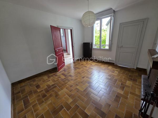Située au cœur de Sens, à proximité immédiate des commerces, écoles et transports, cette authentique maison ancienne séduira les amateurs de cachet et d’élégance qui souhaite vivre en centre-ville pour pouvoir réaliser ces déplacements quotidien à pied ou à vélo.

Dès l’entrée, vous découvrirez un vaste double séjour lumineux, sublimé par de magnifiques parquets en chêne, offrant une atmosphère chaleureuse et conviviale. La maison comprend également une cuisine indépendante, un bureau idéal pour le télétravail, des toilettes séparées ainsi qu’un espace chaufferie/buanderie fonctionnel.
À l’étage, un palier dessert deux grandes chambres et une salle d’eau avec WC.
Le deuxième étage propose une belle pièce supplémentaire à aménager selon vos envies : chambre, atelier, salle de jeux ou espace détente.
À l’arrière de la maison, vous profiterez d’un agréable jardin arboré, clos de murs et sans vis-à-vis, d’environ 280 m², parfait pour des moments de détente en toute tranquillité. Une cave voûtée complète ce bien plein de caractère.

Les atouts :
Charme de l’ancien et beau volume
Parquets en chêne
Jardin clos et arboré
Maison équipée de la fibre
Quartier calme et recherché
Gare de Sens accessible en 10 minutes, avec liaison vers Paris-Bercy en seulement 54 minutes

Caractéristiques :

Surface habitable : 105 m²
6 pièces
3 chambres et un bureau
1 salle d’eau
Maison surélevée

Une maison coup de cœur à découvrir sans tarder !

Contactez-moi dès maintenant pour plus de renseignements et planifier votre visite.