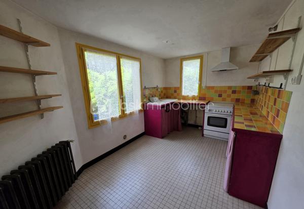 Située au cœur de Sens, à proximité immédiate des commerces, écoles et transports, cette authentique maison ancienne séduira les amateurs de cachet et d’élégance qui souhaite vivre en centre-ville pour pouvoir réaliser ces déplacements quotidien à pied ou à vélo.

Dès l’entrée, vous découvrirez un vaste double séjour lumineux, sublimé par de magnifiques parquets en chêne, offrant une atmosphère chaleureuse et conviviale. La maison comprend également une cuisine indépendante, un bureau idéal pour le télétravail, des toilettes séparées ainsi qu’un espace chaufferie/buanderie fonctionnel.
À l’étage, un palier dessert deux grandes chambres et une salle d’eau avec WC.
Le deuxième étage propose une belle pièce supplémentaire à aménager selon vos envies : chambre, atelier, salle de jeux ou espace détente.
À l’arrière de la maison, vous profiterez d’un agréable jardin arboré, clos de murs et sans vis-à-vis, d’environ 280 m², parfait pour des moments de détente en toute tranquillité. Une cave voûtée complète ce bien plein de caractère.

Les atouts :
Charme de l’ancien et beau volume
Parquets en chêne
Jardin clos et arboré
Maison équipée de la fibre
Quartier calme et recherché
Gare de Sens accessible en 10 minutes, avec liaison vers Paris-Bercy en seulement 54 minutes

Caractéristiques :

Surface habitable : 105 m²
6 pièces
3 chambres et un bureau
1 salle d’eau
Maison surélevée

Une maison coup de cœur à découvrir sans tarder !

Contactez-moi dès maintenant pour plus de renseignements et planifier votre visite.