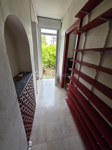 Située au cœur de Sens, à proximité immédiate des commerces, écoles et transports, cette authentique maison ancienne séduira les amateurs de cachet et d’élégance qui souhaite vivre en centre-ville pour pouvoir réaliser ces déplacements quotidien à pied ou à vélo.

Dès l’entrée, vous découvrirez un vaste double séjour lumineux, sublimé par de magnifiques parquets en chêne, offrant une atmosphère chaleureuse et conviviale. La maison comprend également une cuisine indépendante, un bureau idéal pour le télétravail, des toilettes séparées ainsi qu’un espace chaufferie/buanderie fonctionnel.
À l’étage, un palier dessert deux grandes chambres et une salle d’eau avec WC.
Le deuxième étage propose une belle pièce supplémentaire à aménager selon vos envies : chambre, atelier, salle de jeux ou espace détente.
À l’arrière de la maison, vous profiterez d’un agréable jardin arboré, clos de murs et sans vis-à-vis, d’environ 280 m², parfait pour des moments de détente en toute tranquillité. Une cave voûtée complète ce bien plein de caractère.

Les atouts :
Charme de l’ancien et beau volume
Parquets en chêne
Jardin clos et arboré
Maison équipée de la fibre
Quartier calme et recherché
Gare de Sens accessible en 10 minutes, avec liaison vers Paris-Bercy en seulement 54 minutes

Caractéristiques :

Surface habitable : 105 m²
6 pièces
3 chambres et un bureau
1 salle d’eau
Maison surélevée

Une maison coup de cœur à découvrir sans tarder !

Contactez-moi dès maintenant pour plus de renseignements et planifier votre visite.