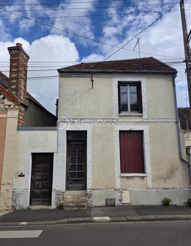 Située au cœur de Sens, à proximité immédiate des commerces, écoles et transports, cette authentique maison ancienne séduira les amateurs de cachet et d’élégance qui souhaite vivre en centre-ville pour pouvoir réaliser ces déplacements quotidien à pied ou à vélo.

Dès l’entrée, vous découvrirez un vaste double séjour lumineux, sublimé par de magnifiques parquets en chêne, offrant une atmosphère chaleureuse et conviviale. La maison comprend également une cuisine indépendante, un bureau idéal pour le télétravail, des toilettes séparées ainsi qu’un espace chaufferie/buanderie fonctionnel.
À l’étage, un palier dessert deux grandes chambres et une salle d’eau avec WC.
Le deuxième étage propose une belle pièce supplémentaire à aménager selon vos envies : chambre, atelier, salle de jeux ou espace détente.
À l’arrière de la maison, vous profiterez d’un agréable jardin arboré, clos de murs et sans vis-à-vis, d’environ 280 m², parfait pour des moments de détente en toute tranquillité. Une cave voûtée complète ce bien plein de caractère.

Les atouts :
Charme de l’ancien et beau volume
Parquets en chêne
Jardin clos et arboré
Maison équipée de la fibre
Quartier calme et recherché
Gare de Sens accessible en 10 minutes, avec liaison vers Paris-Bercy en seulement 54 minutes

Caractéristiques :

Surface habitable : 105 m²
6 pièces
3 chambres et un bureau
1 salle d’eau
Maison surélevée

Une maison coup de cœur à découvrir sans tarder !

Contactez-moi dès maintenant pour plus de renseignements et planifier votre visite.