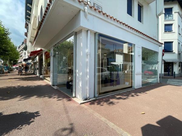 Local commercial de 51 m², en angle, sur avenue principale, bail 3/6/9