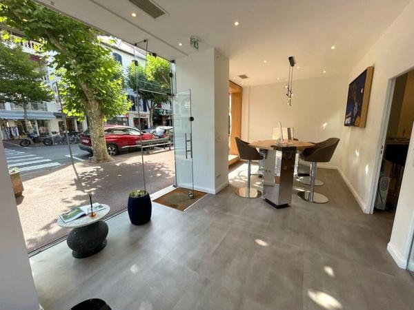 Local commercial de 51 m², en angle, sur avenue principale, bail 3/6/9