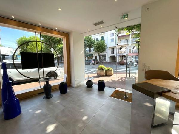 Local commercial de 51 m², en angle, sur avenue principale, bail 3/6/9