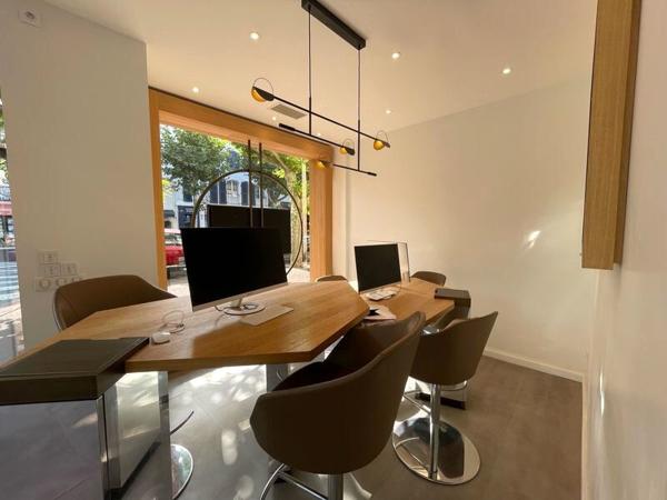 Local commercial de 51 m², en angle, sur avenue principale, bail 3/6/9