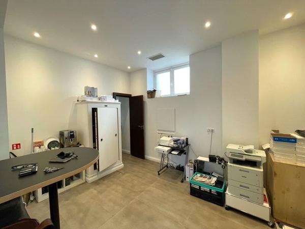 Local commercial de 51 m², en angle, sur avenue principale, bail 3/6/9