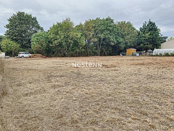 A vendre, Terrain constructible, hors lotissement, situé à Luçon, proche de toutes les commodités.