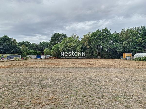 A vendre, Terrain constructible, hors lotissement, situé à Luçon, proche de toutes les commodités.