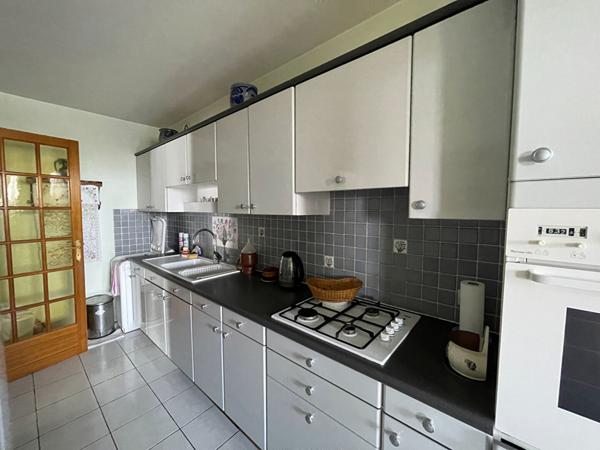 Appartement T5 spacieux avec loggia, cave et stationnement