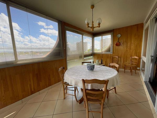 Appartement T5 spacieux avec loggia, cave et stationnement