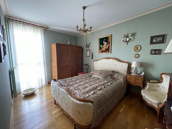 Appartement T5 spacieux avec loggia, cave et stationnement