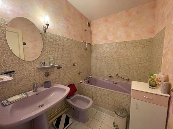 Appartement T5 spacieux avec loggia, cave et stationnement