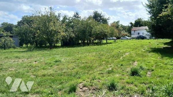 Idéalement situé en plein c?ur de Carentoir, ce magnifique terrain constructible de 792m2 offre...