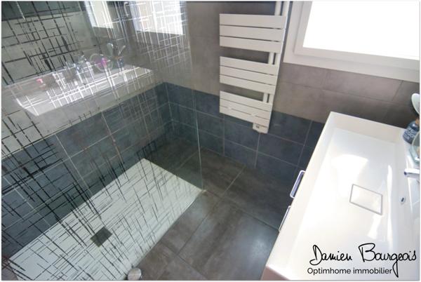 Maison de 153 m² (293 m² utiles) sur 1150 m² de terrain avec piscine et pool house