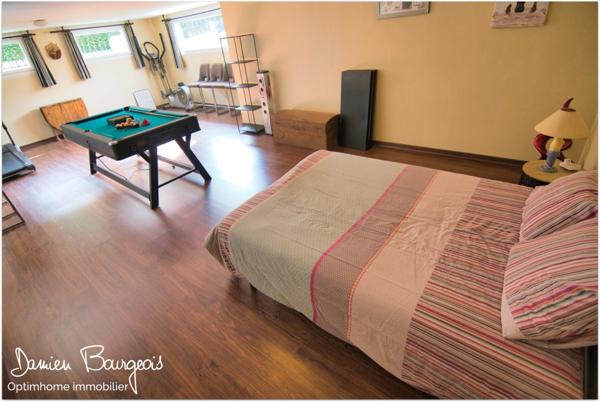 Maison de 153 m² (293 m² utiles) sur 1150 m² de terrain avec piscine et pool house