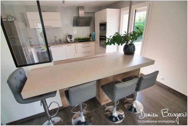 Maison de 153 m² (293 m² utiles) sur 1150 m² de terrain avec piscine et pool house