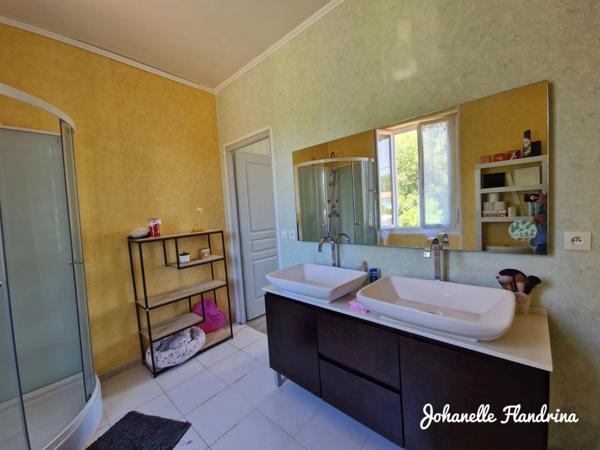 Aujac, charmante maison rénovée, 6 chambres, magnifique jardin