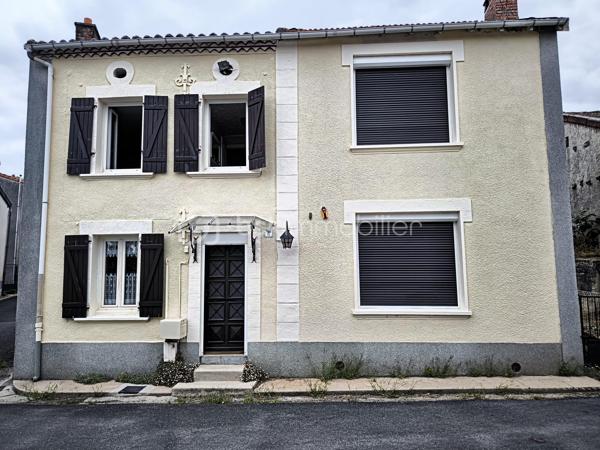 Je vous propose de découvrir cet ensemble composé d’une maison principale d’environ 115 m², d’un garage indépendant ainsi que d’une seconde petite maison avec combles, actuellement utilisée comme local.

La maison principale, anciennement louée, a toujours été entretenue mais nécessite aujourd’hui certains travaux de rénovation et de remise au goût du jour.

Au rez-de-chaussée :
Une entrée d’environ 8 m² dessert une cuisine d’environ 11 m² avec une arrière-cuisine d’environ 4 m², une salle à manger d’environ 19 m² ainsi qu’un salon d’environ 16 m².

À l’étage :
L’espace nuit se compose de trois chambres d’environ 16 m², 13 m² et 11 m², ainsi que d’une salle d’eau d’environ 3 m² et de deux WC indépendants d’environ 3 m² et 1,5 m².

À l’arrière de la maison, se trouve petit jardin intimiste fleuri avec un espace potager et un puits.

Annexes : 
La seconde maison bénéficie d’une structure saine et d’une dalle béton récente. Entièrement à aménager, elle dispose également de combles aménageables. Elle offre ainsi la possibilité de créer une petite maison indépendante de type T2, au gré de vos envies.

Le garage bénéficie d’une dalle béton récente et d’une mezzanine

Technique : 
•	Pompe à chaleur air/eau installée fin 2023
•	Double vitrage intégral, à l’exception d’une fenêtre
•	Fibre optique
•	Façade avant repeinte
•	Toiture de la maison partiellement refaite
•	Avant-toits en PVC

Performance énergétique: 
Le DPE actuellement affiché en classe E est toujours valable. Toutefois, celui-ci a été réalisé avant l’installation de la pompe à chaleur air/eau fin 2023 et ne prend donc pas en compte cette amélioration. Un nouveau DPE est en cours de réalisation.

Située à Peyrat-de-Bellac, cette maison bénéficie d’un environnement agréable et de la proximité immédiate de Bellac, permettant de profiter facilement de toutes les commodités et services du quotidien