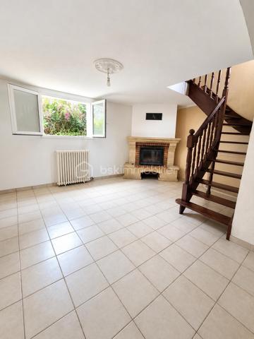 Je vous propose de découvrir cet ensemble composé d’une maison principale d’environ 115 m², d’un garage indépendant ainsi que d’une seconde petite maison avec combles, actuellement utilisée comme local.

La maison principale, anciennement louée, a toujours été entretenue mais nécessite aujourd’hui certains travaux de rénovation et de remise au goût du jour.

Au rez-de-chaussée :
Une entrée d’environ 8 m² dessert une cuisine d’environ 11 m² avec une arrière-cuisine d’environ 4 m², une salle à manger d’environ 19 m² ainsi qu’un salon d’environ 16 m².

À l’étage :
L’espace nuit se compose de trois chambres d’environ 16 m², 13 m² et 11 m², ainsi que d’une salle d’eau d’environ 3 m² et de deux WC indépendants d’environ 3 m² et 1,5 m².

À l’arrière de la maison, se trouve petit jardin intimiste fleuri avec un espace potager et un puits.

Annexes : 
La seconde maison bénéficie d’une structure saine et d’une dalle béton récente. Entièrement à aménager, elle dispose également de combles aménageables. Elle offre ainsi la possibilité de créer une petite maison indépendante de type T2, au gré de vos envies.

Le garage bénéficie d’une dalle béton récente et d’une mezzanine

Technique : 
•	Pompe à chaleur air/eau installée fin 2023
•	Double vitrage intégral, à l’exception d’une fenêtre
•	Fibre optique
•	Façade avant repeinte
•	Toiture de la maison partiellement refaite
•	Avant-toits en PVC

Performance énergétique: 
Le DPE actuellement affiché en classe E est toujours valable. Toutefois, celui-ci a été réalisé avant l’installation de la pompe à chaleur air/eau fin 2023 et ne prend donc pas en compte cette amélioration. Un nouveau DPE est en cours de réalisation.

Située à Peyrat-de-Bellac, cette maison bénéficie d’un environnement agréable et de la proximité immédiate de Bellac, permettant de profiter facilement de toutes les commodités et services du quotidien