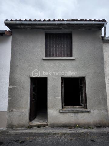 Je vous propose de découvrir cet ensemble composé d’une maison principale d’environ 115 m², d’un garage indépendant ainsi que d’une seconde petite maison avec combles, actuellement utilisée comme local.

La maison principale, anciennement louée, a toujours été entretenue mais nécessite aujourd’hui certains travaux de rénovation et de remise au goût du jour.

Au rez-de-chaussée :
Une entrée d’environ 8 m² dessert une cuisine d’environ 11 m² avec une arrière-cuisine d’environ 4 m², une salle à manger d’environ 19 m² ainsi qu’un salon d’environ 16 m².

À l’étage :
L’espace nuit se compose de trois chambres d’environ 16 m², 13 m² et 11 m², ainsi que d’une salle d’eau d’environ 3 m² et de deux WC indépendants d’environ 3 m² et 1,5 m².

À l’arrière de la maison, se trouve petit jardin intimiste fleuri avec un espace potager et un puits.

Annexes : 
La seconde maison bénéficie d’une structure saine et d’une dalle béton récente. Entièrement à aménager, elle dispose également de combles aménageables. Elle offre ainsi la possibilité de créer une petite maison indépendante de type T2, au gré de vos envies.

Le garage bénéficie d’une dalle béton récente et d’une mezzanine

Technique : 
•	Pompe à chaleur air/eau installée fin 2023
•	Double vitrage intégral, à l’exception d’une fenêtre
•	Fibre optique
•	Façade avant repeinte
•	Toiture de la maison partiellement refaite
•	Avant-toits en PVC

Performance énergétique: 
Le DPE actuellement affiché en classe E est toujours valable. Toutefois, celui-ci a été réalisé avant l’installation de la pompe à chaleur air/eau fin 2023 et ne prend donc pas en compte cette amélioration. Un nouveau DPE est en cours de réalisation.

Située à Peyrat-de-Bellac, cette maison bénéficie d’un environnement agréable et de la proximité immédiate de Bellac, permettant de profiter facilement de toutes les commodités et services du quotidien