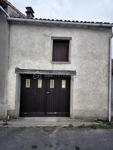 Je vous propose de découvrir cet ensemble composé d’une maison principale d’environ 115 m², d’un garage indépendant ainsi que d’une seconde petite maison avec combles, actuellement utilisée comme local.

La maison principale, anciennement louée, a toujours été entretenue mais nécessite aujourd’hui certains travaux de rénovation et de remise au goût du jour.

Au rez-de-chaussée :
Une entrée d’environ 8 m² dessert une cuisine d’environ 11 m² avec une arrière-cuisine d’environ 4 m², une salle à manger d’environ 19 m² ainsi qu’un salon d’environ 16 m².

À l’étage :
L’espace nuit se compose de trois chambres d’environ 16 m², 13 m² et 11 m², ainsi que d’une salle d’eau d’environ 3 m² et de deux WC indépendants d’environ 3 m² et 1,5 m².

À l’arrière de la maison, se trouve petit jardin intimiste fleuri avec un espace potager et un puits.

Annexes : 
La seconde maison bénéficie d’une structure saine et d’une dalle béton récente. Entièrement à aménager, elle dispose également de combles aménageables. Elle offre ainsi la possibilité de créer une petite maison indépendante de type T2, au gré de vos envies.

Le garage bénéficie d’une dalle béton récente et d’une mezzanine

Technique : 
•	Pompe à chaleur air/eau installée fin 2023
•	Double vitrage intégral, à l’exception d’une fenêtre
•	Fibre optique
•	Façade avant repeinte
•	Toiture de la maison partiellement refaite
•	Avant-toits en PVC

Performance énergétique: 
Le DPE actuellement affiché en classe E est toujours valable. Toutefois, celui-ci a été réalisé avant l’installation de la pompe à chaleur air/eau fin 2023 et ne prend donc pas en compte cette amélioration. Un nouveau DPE est en cours de réalisation.

Située à Peyrat-de-Bellac, cette maison bénéficie d’un environnement agréable et de la proximité immédiate de Bellac, permettant de profiter facilement de toutes les commodités et services du quotidien