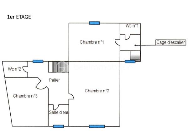 Je vous propose de découvrir cet ensemble composé d’une maison principale d’environ 115 m², d’un garage indépendant ainsi que d’une seconde petite maison avec combles, actuellement utilisée comme local.

La maison principale, anciennement louée, a toujours été entretenue mais nécessite aujourd’hui certains travaux de rénovation et de remise au goût du jour.

Au rez-de-chaussée :
Une entrée d’environ 8 m² dessert une cuisine d’environ 11 m² avec une arrière-cuisine d’environ 4 m², une salle à manger d’environ 19 m² ainsi qu’un salon d’environ 16 m².

À l’étage :
L’espace nuit se compose de trois chambres d’environ 16 m², 13 m² et 11 m², ainsi que d’une salle d’eau d’environ 3 m² et de deux WC indépendants d’environ 3 m² et 1,5 m².

À l’arrière de la maison, se trouve petit jardin intimiste fleuri avec un espace potager et un puits.

Annexes : 
La seconde maison bénéficie d’une structure saine et d’une dalle béton récente. Entièrement à aménager, elle dispose également de combles aménageables. Elle offre ainsi la possibilité de créer une petite maison indépendante de type T2, au gré de vos envies.

Le garage bénéficie d’une dalle béton récente et d’une mezzanine

Technique : 
•	Pompe à chaleur air/eau installée fin 2023
•	Double vitrage intégral, à l’exception d’une fenêtre
•	Fibre optique
•	Façade avant repeinte
•	Toiture de la maison partiellement refaite
•	Avant-toits en PVC

Performance énergétique: 
Le DPE actuellement affiché en classe E est toujours valable. Toutefois, celui-ci a été réalisé avant l’installation de la pompe à chaleur air/eau fin 2023 et ne prend donc pas en compte cette amélioration. Un nouveau DPE est en cours de réalisation.

Située à Peyrat-de-Bellac, cette maison bénéficie d’un environnement agréable et de la proximité immédiate de Bellac, permettant de profiter facilement de toutes les commodités et services du quotidien