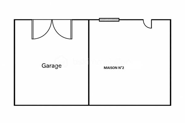Je vous propose de découvrir cet ensemble composé d’une maison principale d’environ 115 m², d’un garage indépendant ainsi que d’une seconde petite maison avec combles, actuellement utilisée comme local.

La maison principale, anciennement louée, a toujours été entretenue mais nécessite aujourd’hui certains travaux de rénovation et de remise au goût du jour.

Au rez-de-chaussée :
Une entrée d’environ 8 m² dessert une cuisine d’environ 11 m² avec une arrière-cuisine d’environ 4 m², une salle à manger d’environ 19 m² ainsi qu’un salon d’environ 16 m².

À l’étage :
L’espace nuit se compose de trois chambres d’environ 16 m², 13 m² et 11 m², ainsi que d’une salle d’eau d’environ 3 m² et de deux WC indépendants d’environ 3 m² et 1,5 m².

À l’arrière de la maison, se trouve petit jardin intimiste fleuri avec un espace potager et un puits.

Annexes : 
La seconde maison bénéficie d’une structure saine et d’une dalle béton récente. Entièrement à aménager, elle dispose également de combles aménageables. Elle offre ainsi la possibilité de créer une petite maison indépendante de type T2, au gré de vos envies.

Le garage bénéficie d’une dalle béton récente et d’une mezzanine

Technique : 
•	Pompe à chaleur air/eau installée fin 2023
•	Double vitrage intégral, à l’exception d’une fenêtre
•	Fibre optique
•	Façade avant repeinte
•	Toiture de la maison partiellement refaite
•	Avant-toits en PVC

Performance énergétique: 
Le DPE actuellement affiché en classe E est toujours valable. Toutefois, celui-ci a été réalisé avant l’installation de la pompe à chaleur air/eau fin 2023 et ne prend donc pas en compte cette amélioration. Un nouveau DPE est en cours de réalisation.

Située à Peyrat-de-Bellac, cette maison bénéficie d’un environnement agréable et de la proximité immédiate de Bellac, permettant de profiter facilement de toutes les commodités et services du quotidien